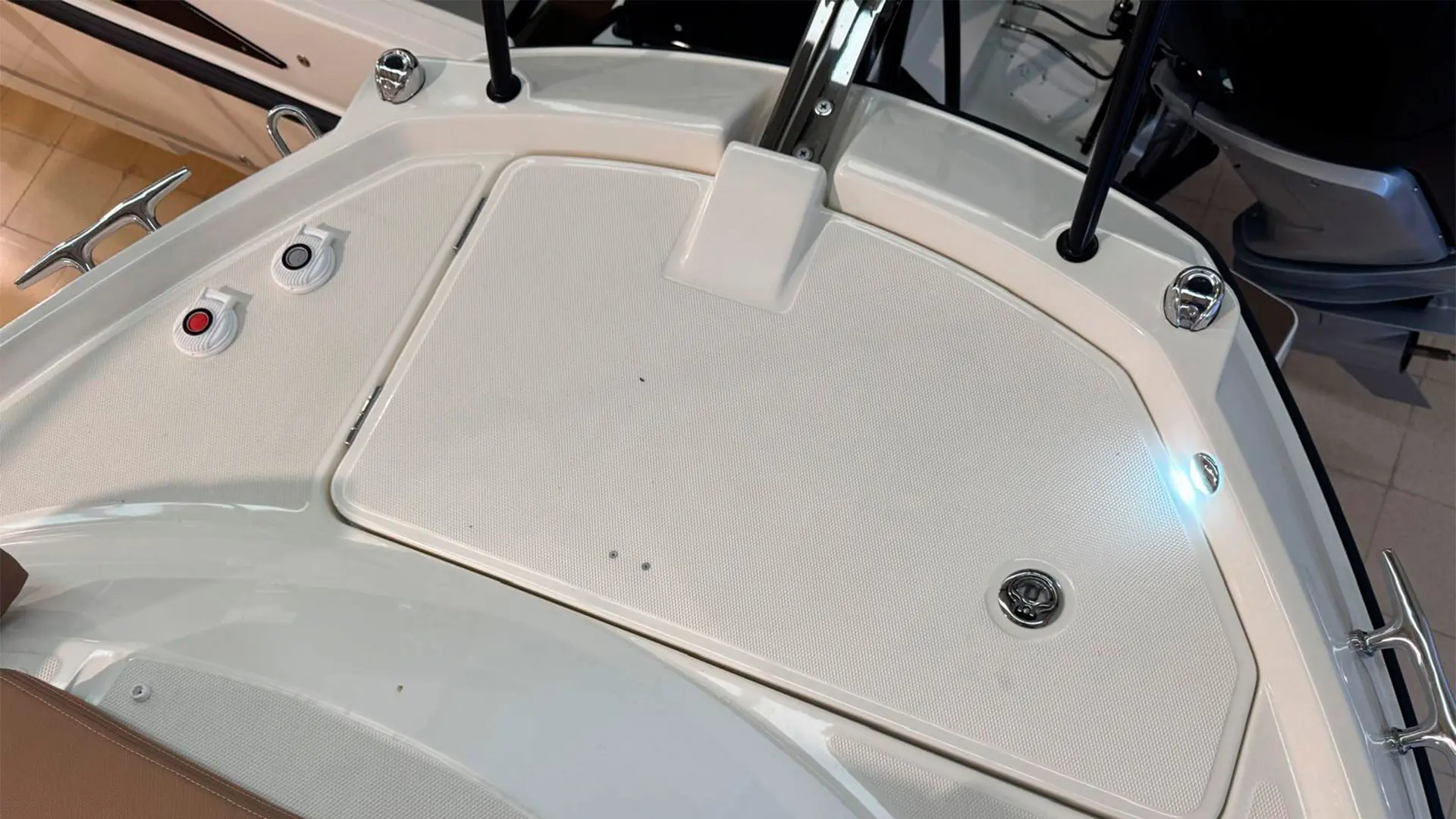 Barco-nuevo-entrega-inmediata-Quicksilver-Activ-755-Sundeck-ap-ancla