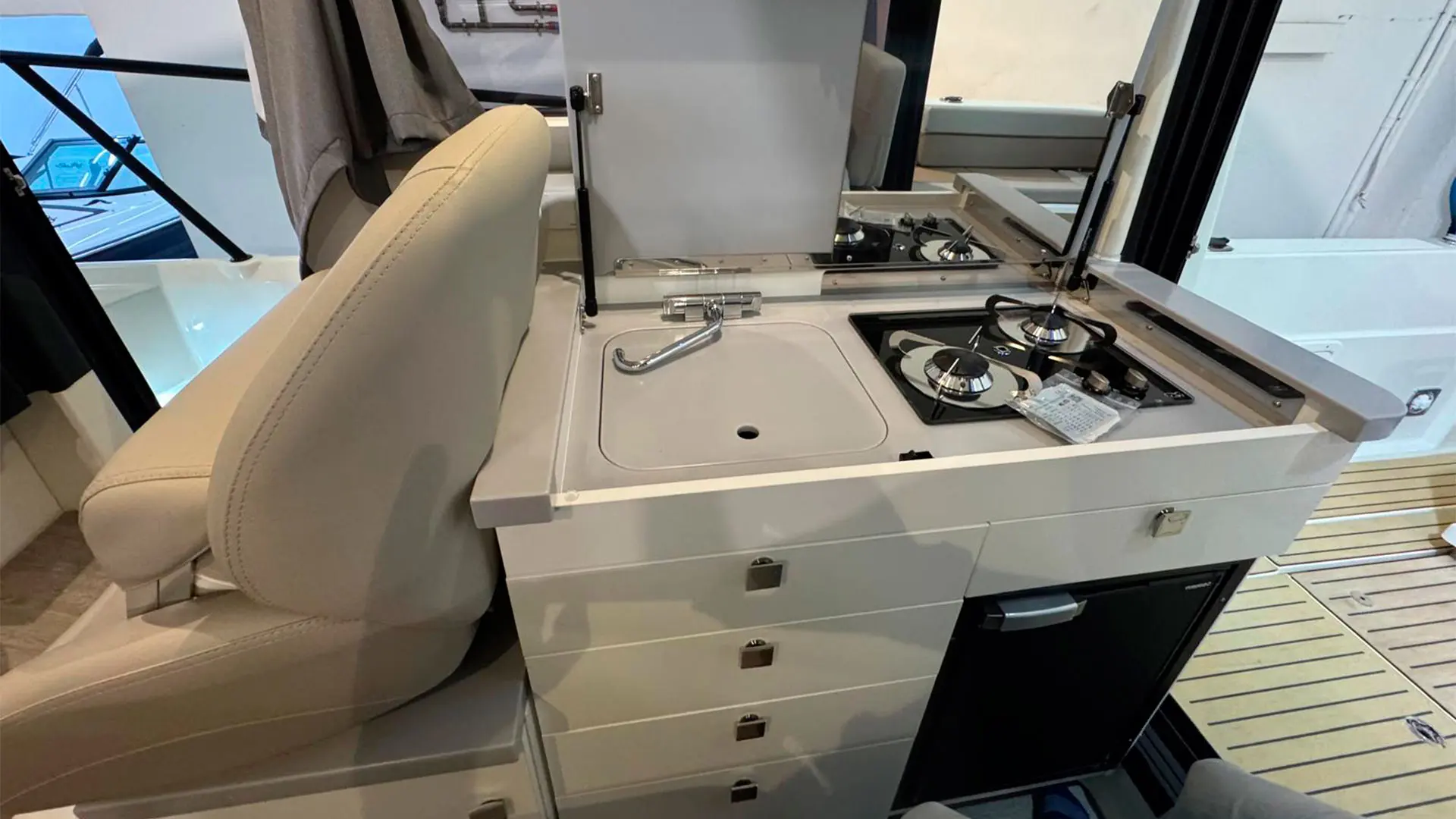 Barco-nuevo-entrega-inmediata-Quicksilver-Activ-755-Sundeck-ap-cocina