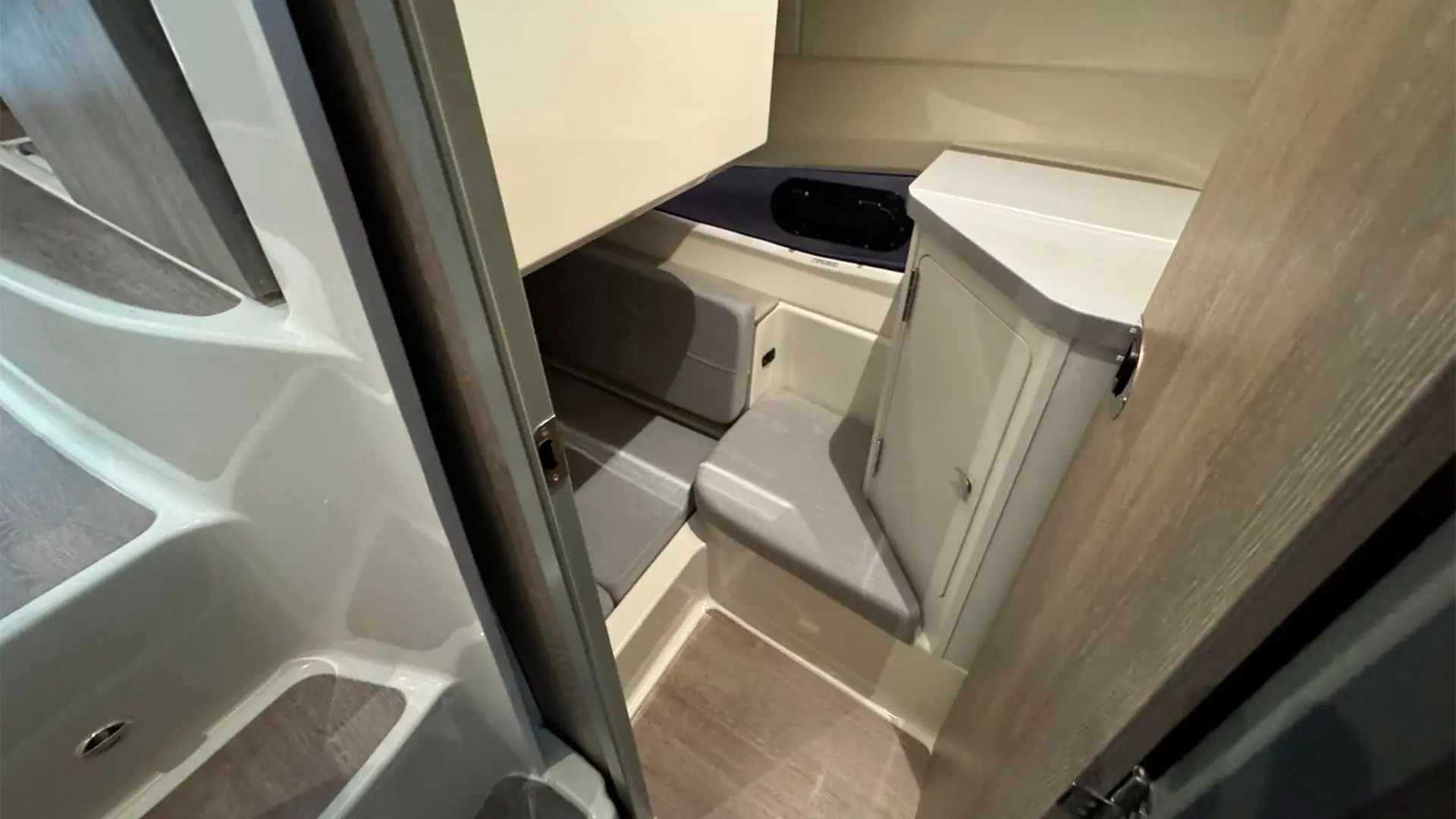 Barco-nuevo-entrega-inmediata-Quicksilver-Activ-755-Sundeck-ap-habitacion-adicional