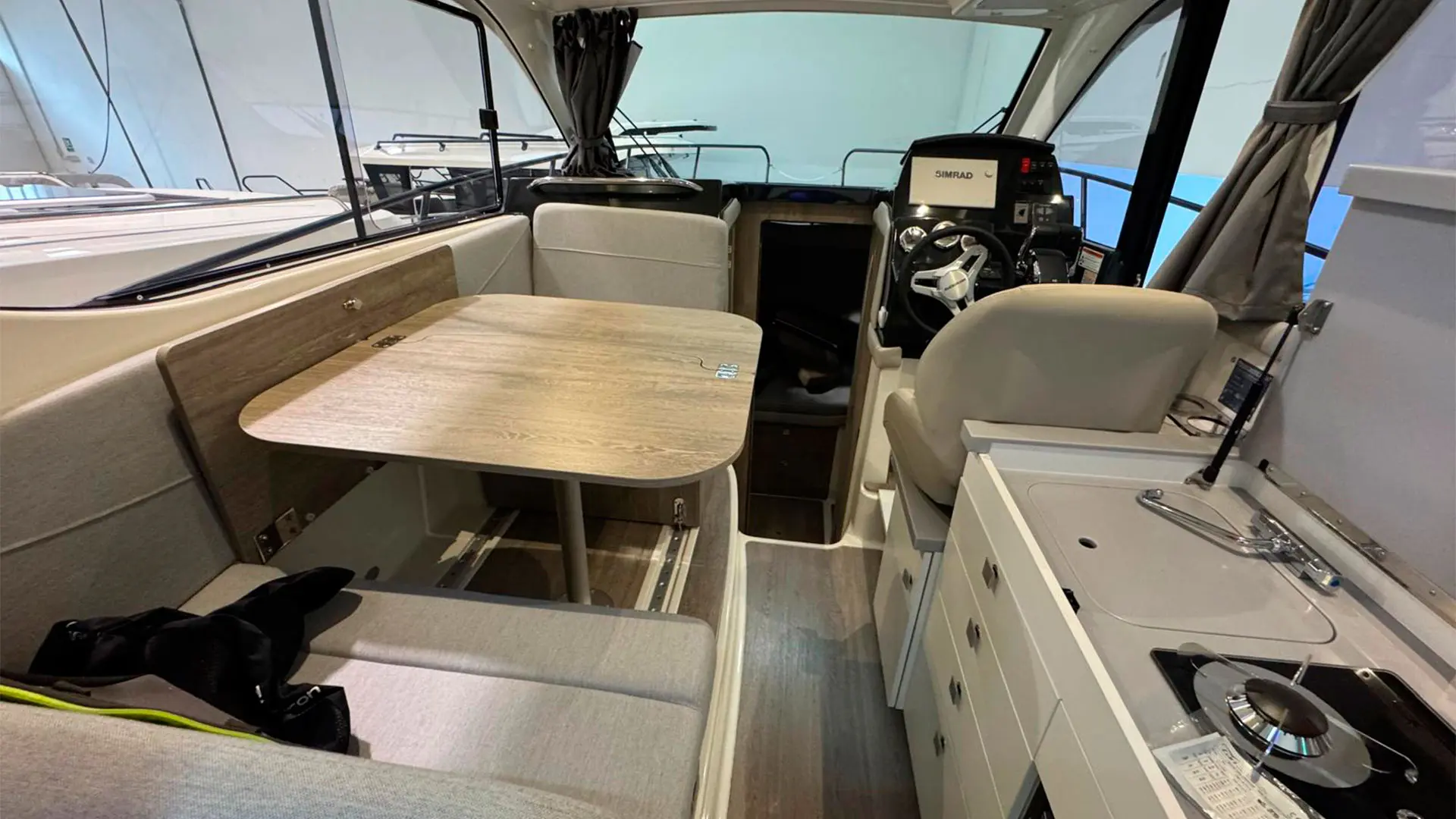 Barco-nuevo-entrega-inmediata-Quicksilver-Activ-755-Sundeck-ap-interior-cabina