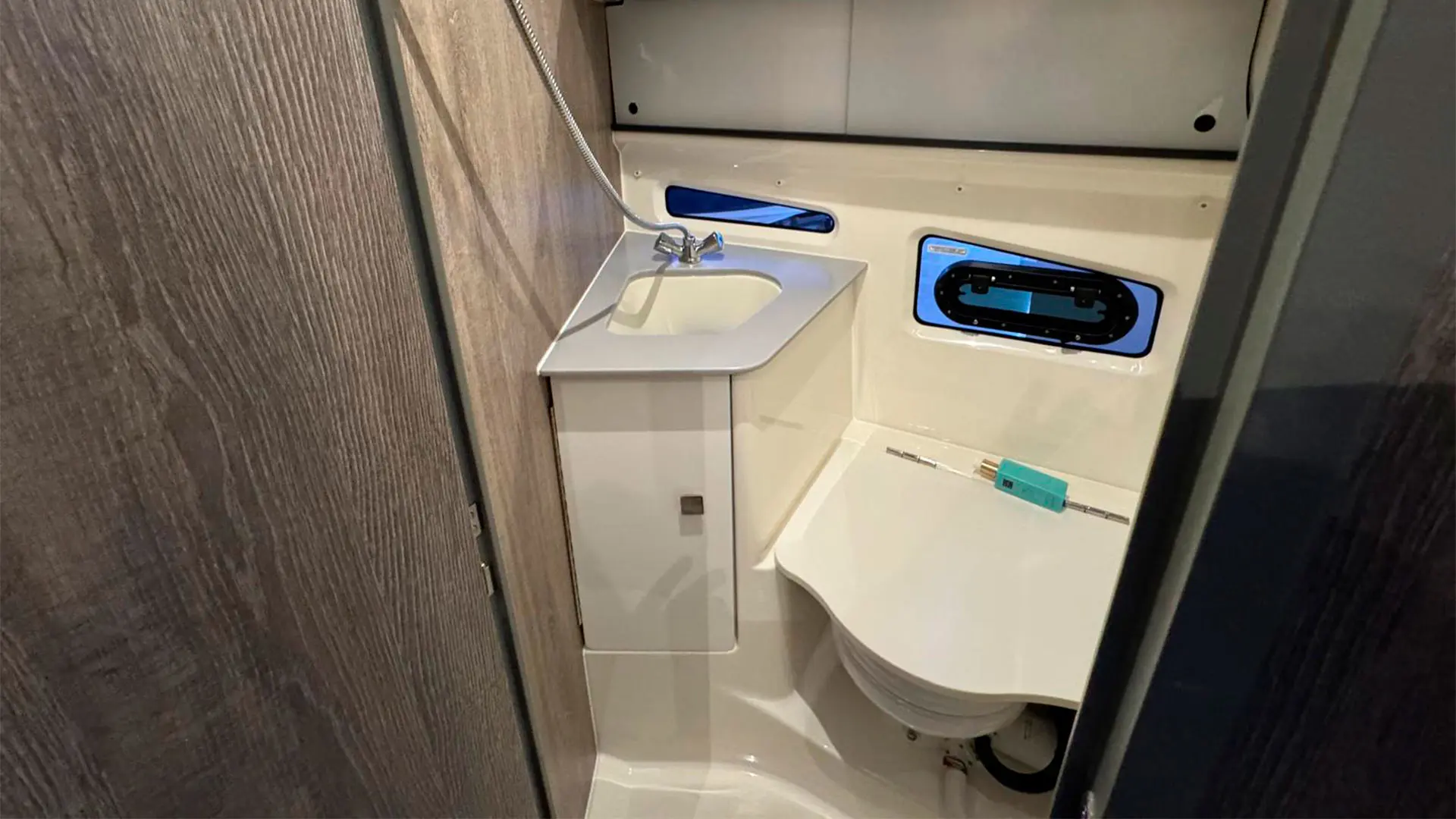 Barco-nuevo-entrega-inmediata-Quicksilver-Activ-755-Sundeck-ap-lavabo