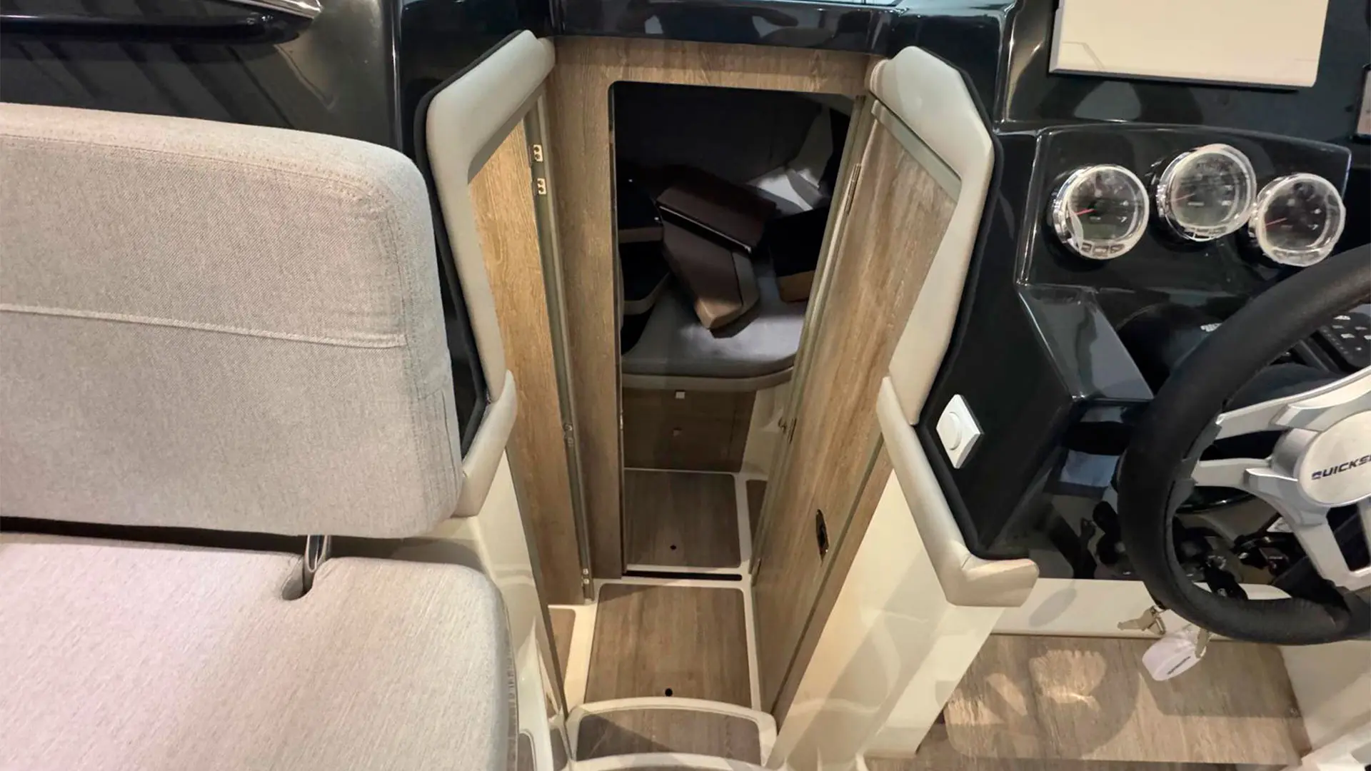 Barco-nuevo-entrega-inmediata-Quicksilver-Activ-755-Sundeck-ap-pasillo-interior