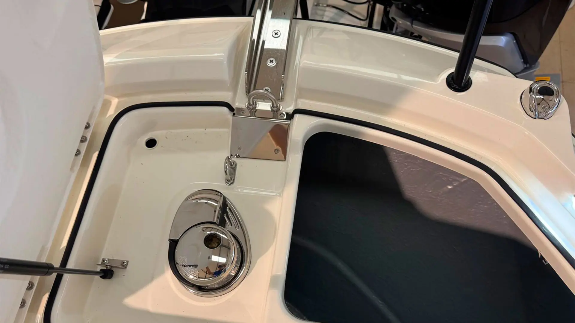 Barco-nuevo-entrega-inmediata-Quicksilver-Activ-755-Sundeck-ap-vista-ancla