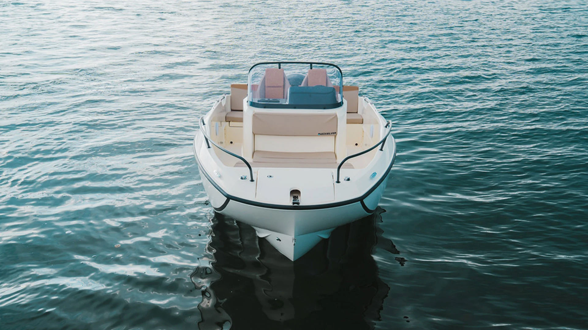 Quicksilver-costa-brava-activ-605-open-vista-fondeada