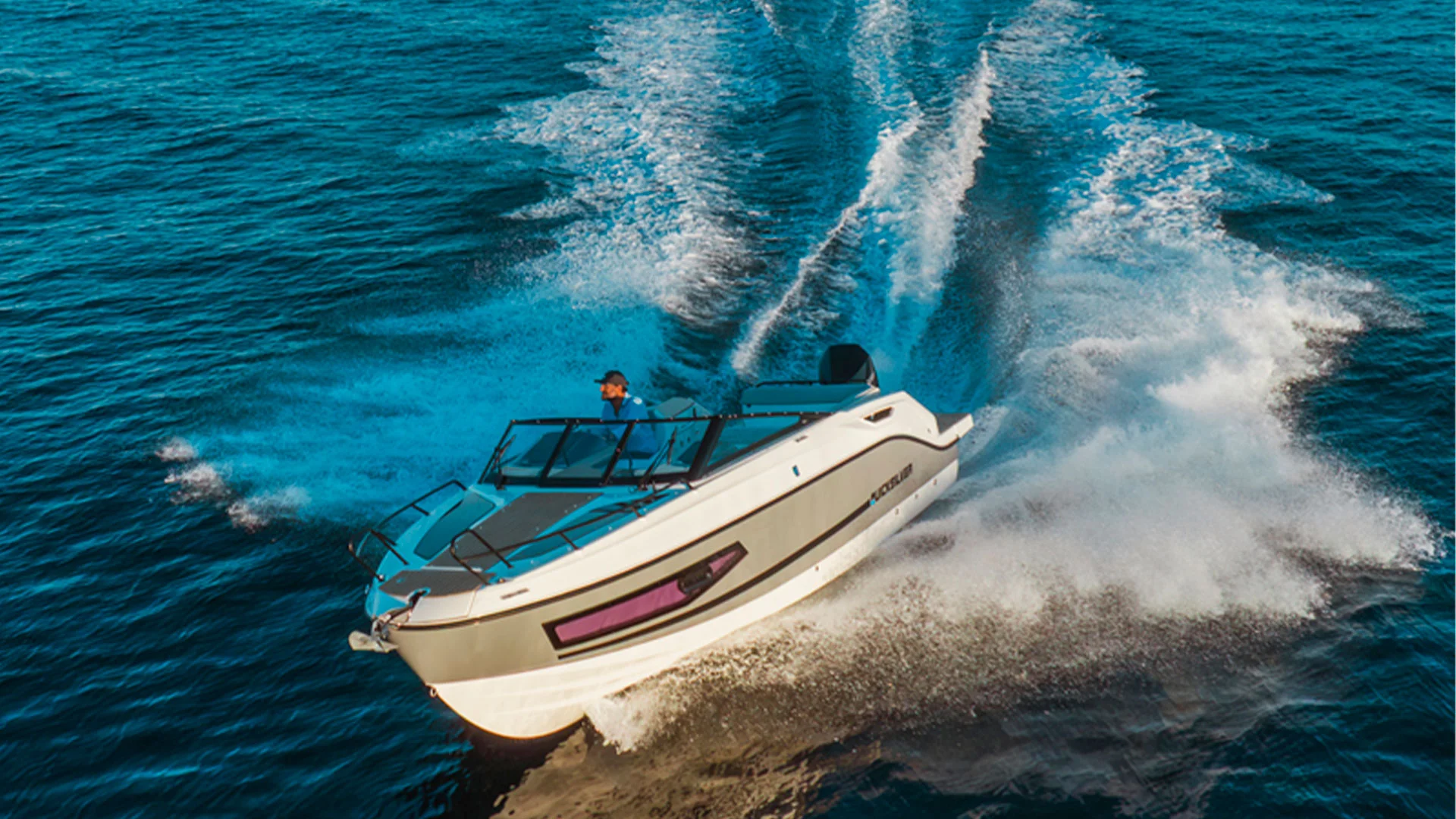 Quicksilver introduce el nuevo color Grey Legacy para todas sus gamas y presenta los acabados Smart Edition de Luxe en la gama Cruiser 2026