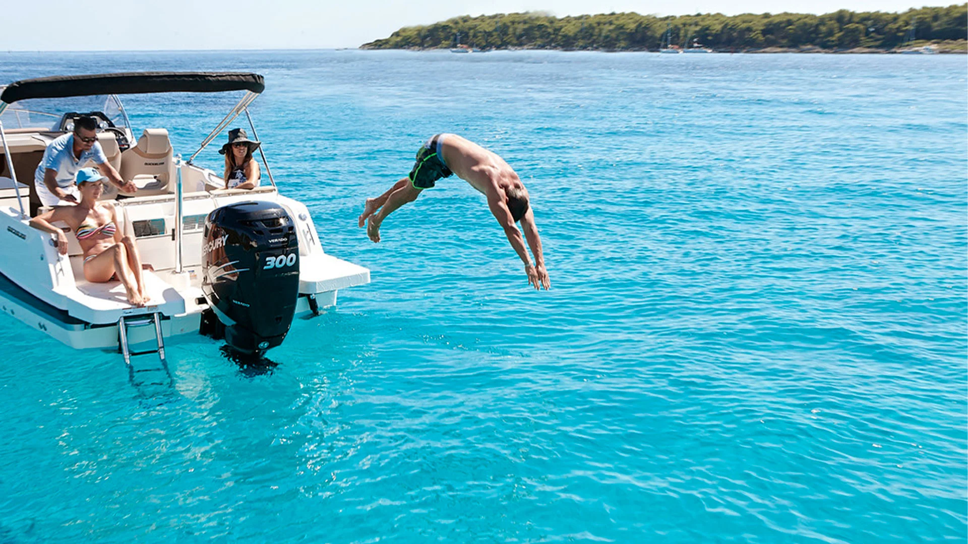 Quicksilver-costa-brava-activ-755-sundeck-fondeando