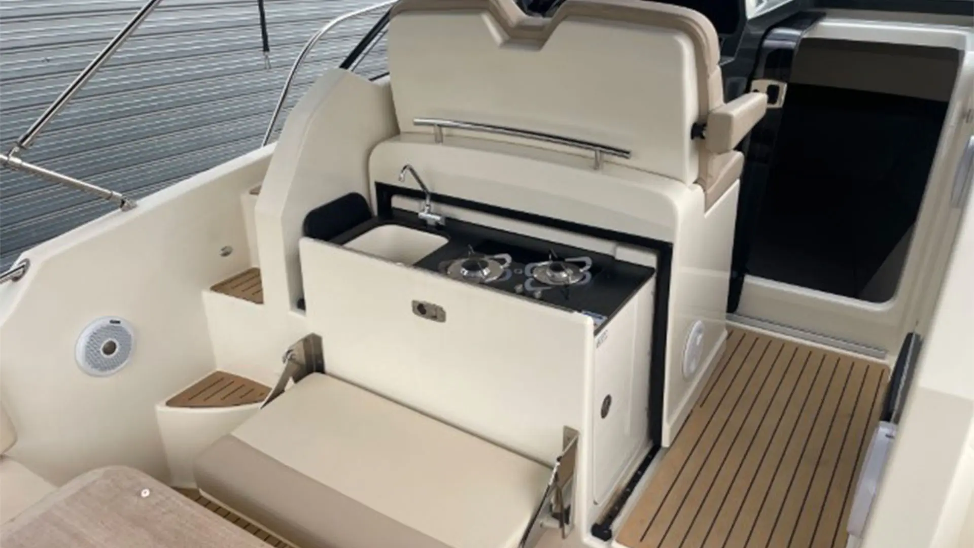 barco-de-segunda-mano-quicksilver-activ-875-sundeck-cocina