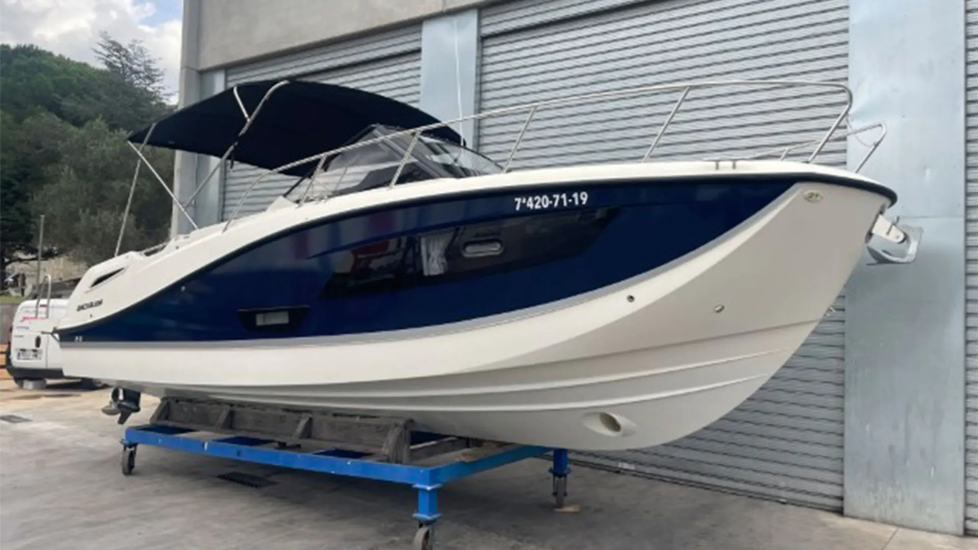 Quicksilver Activ 875 Sundeck