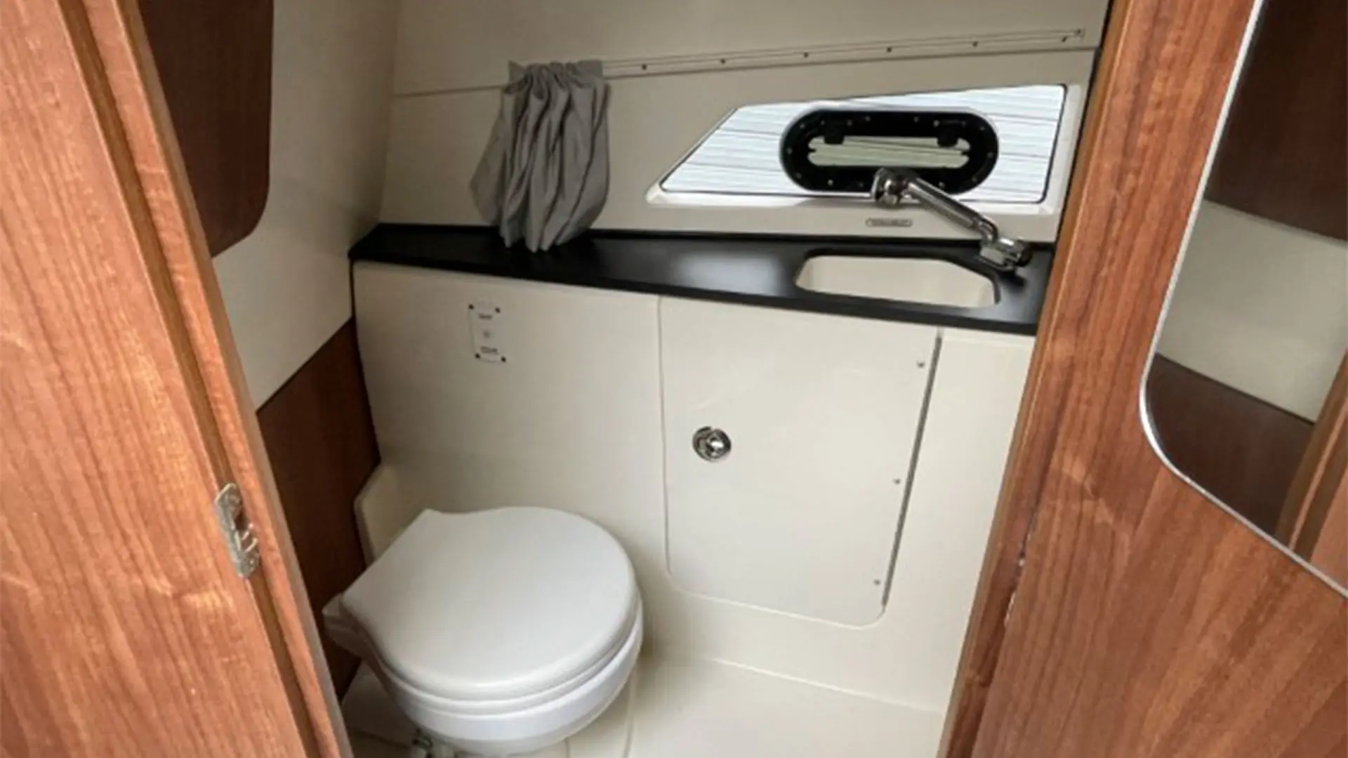 barco-de-segunda-mano-quicksilver-activ-875-sundeck-lavabo