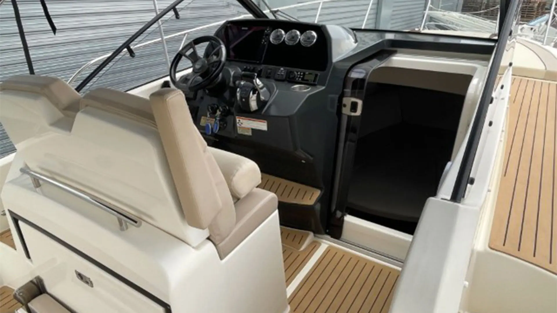 barco-de-segunda-mano-quicksilver-activ-875-sundeck-vista-cabina