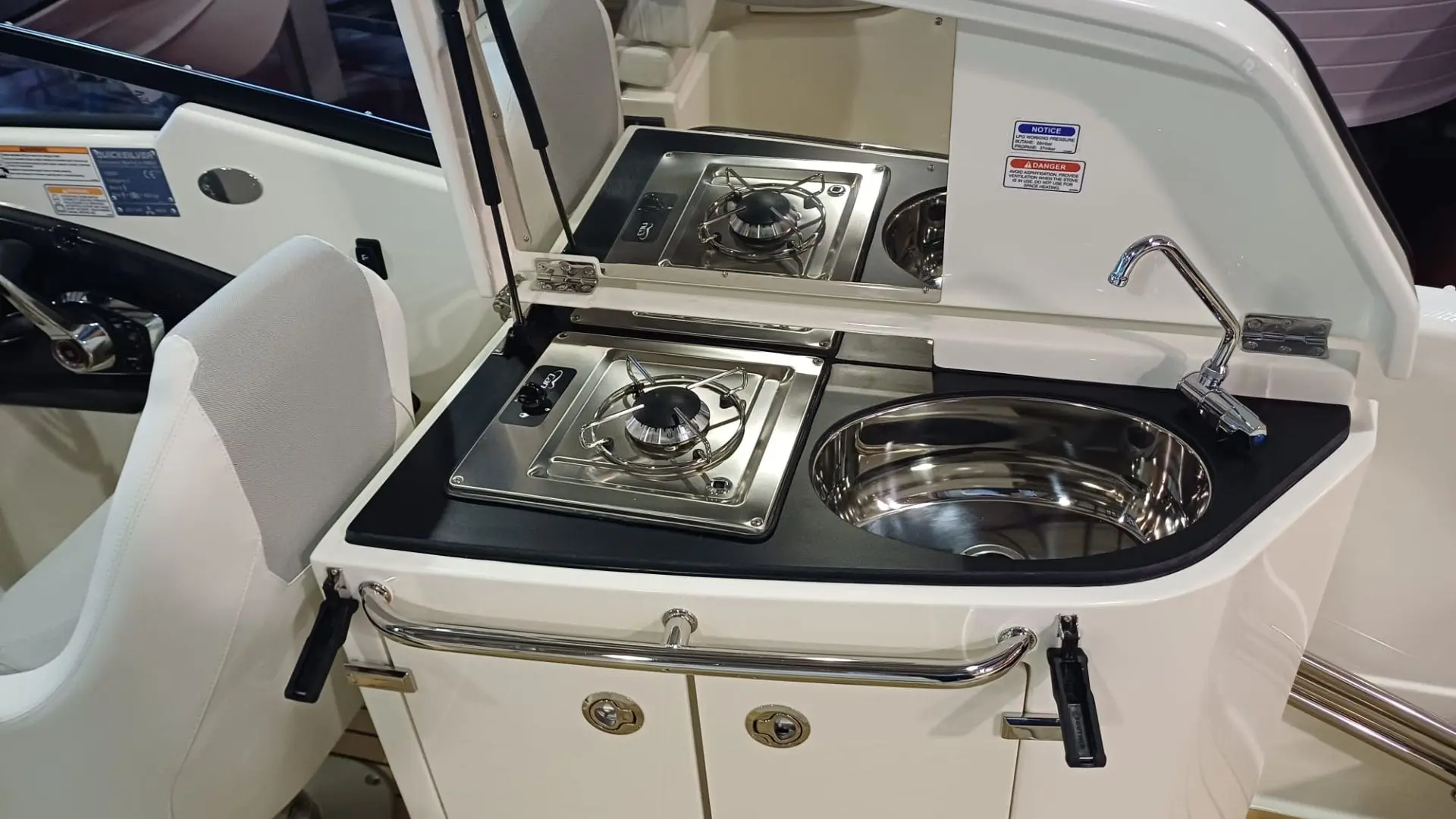 barco-nuevo-en-stock-quicksilver-activ-755-cruiser-2026-cocina-exterior