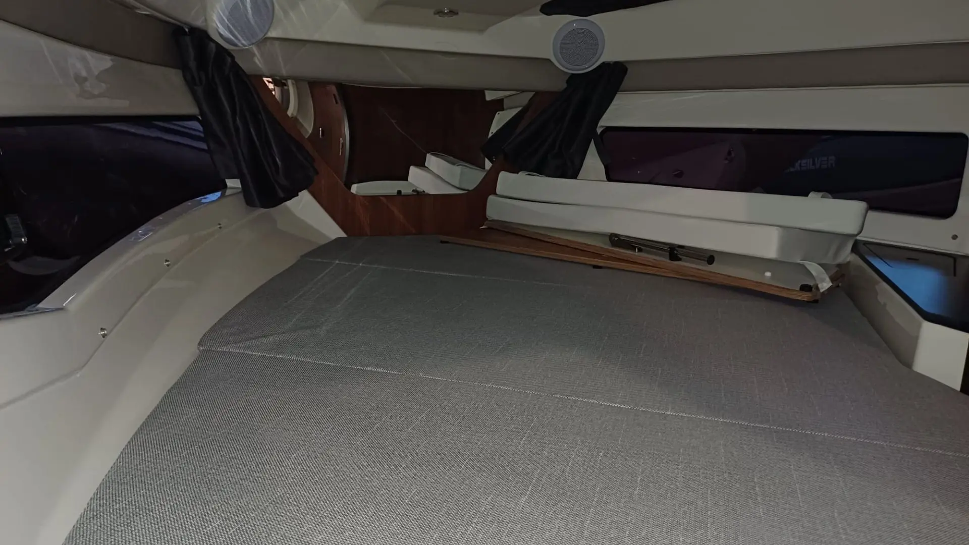 barco-nuevo-en-stock-quicksilver-activ-755-cruiser-2026-vista-cama