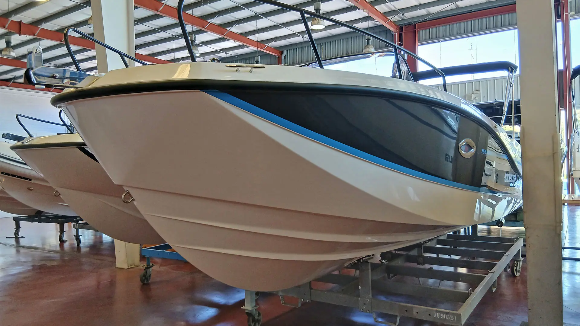 barco-nuevo-en-stock-quicksilver-activ-755-sundeck-primer-plano-casco