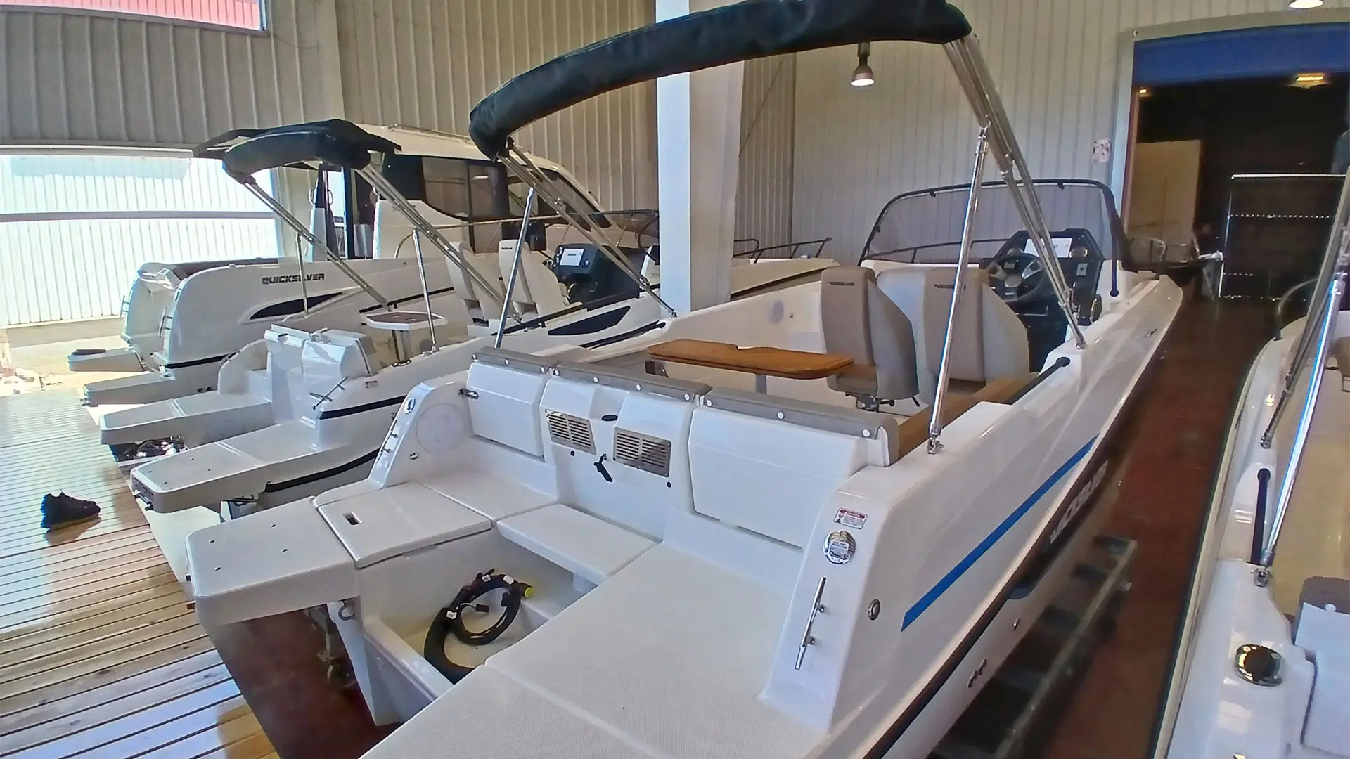 Quicksilver Activ 755 Sundeck