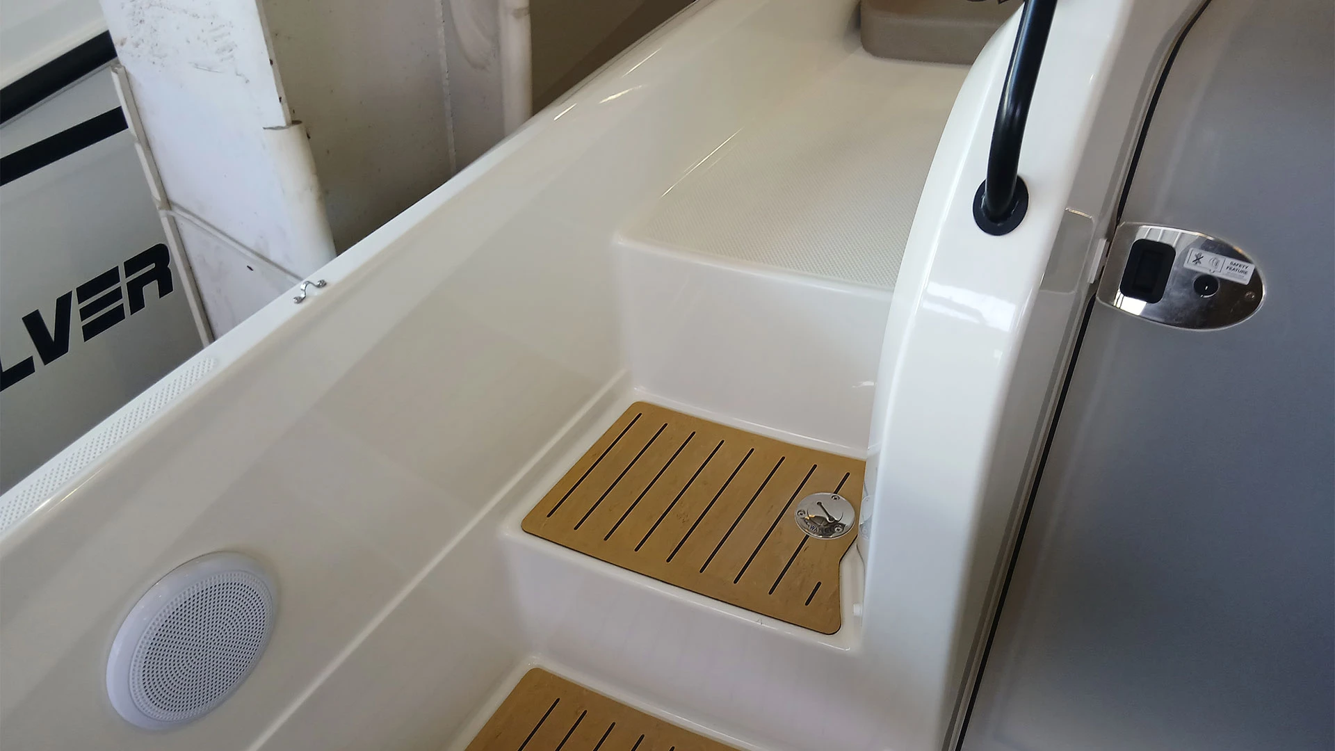 barco-nuevo-entrega-inmadiata-quicksilver-activ-605-sundeck-escalera-acceso-solarium