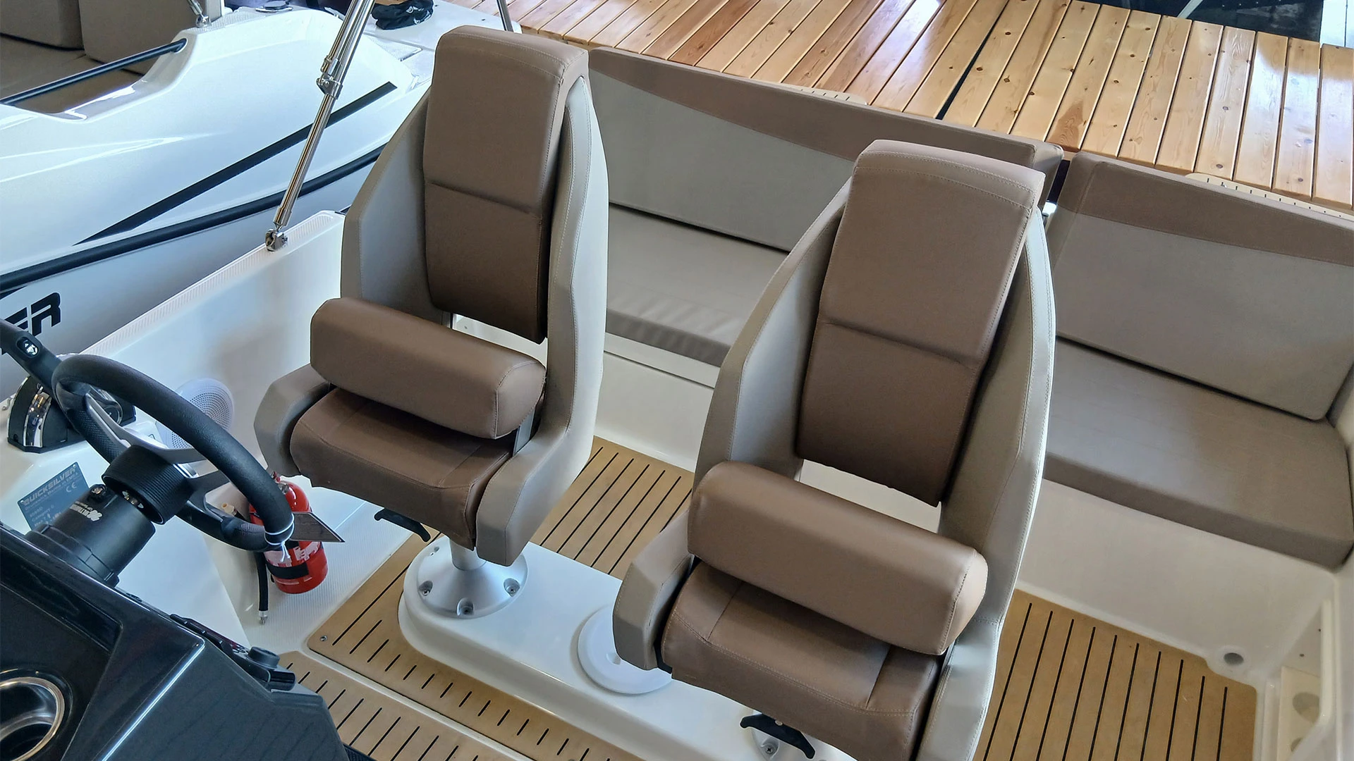 barco-nuevo-entrega-inmadiata-quicksilver-activ-605-sundeck-vista-bañera