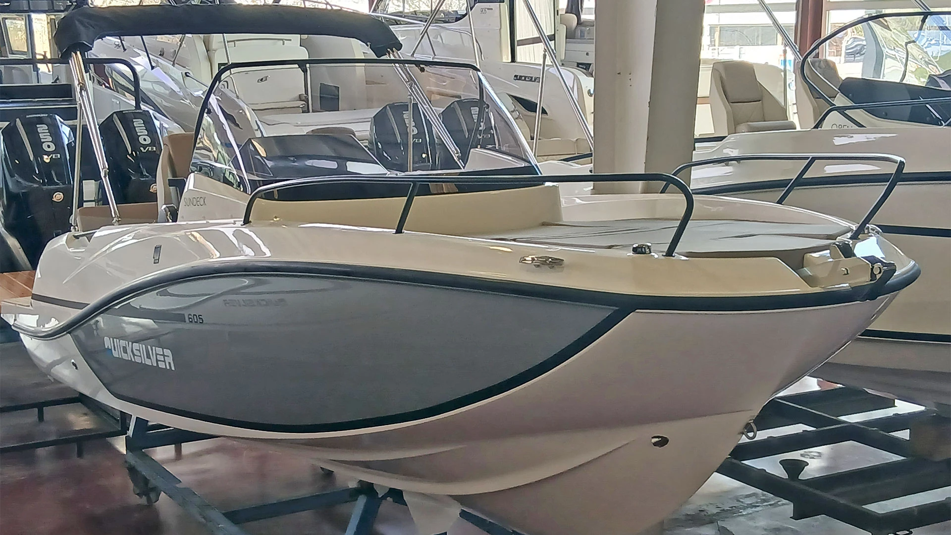Quicksilver Activ 605 Sundeck