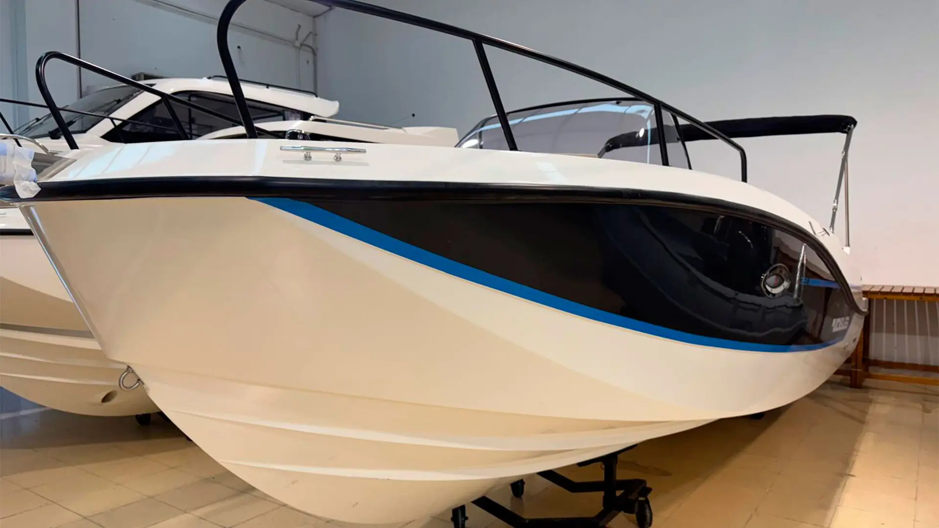 Quicksilver Activ 755 Sundeck