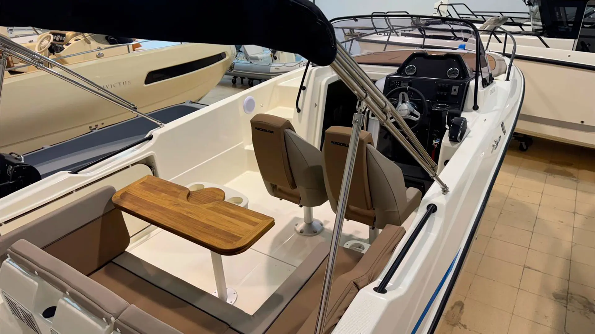 barco-nuevo-entrega-inmediata-quicksilver-activ-755-sundeck-ap-vista-bañera