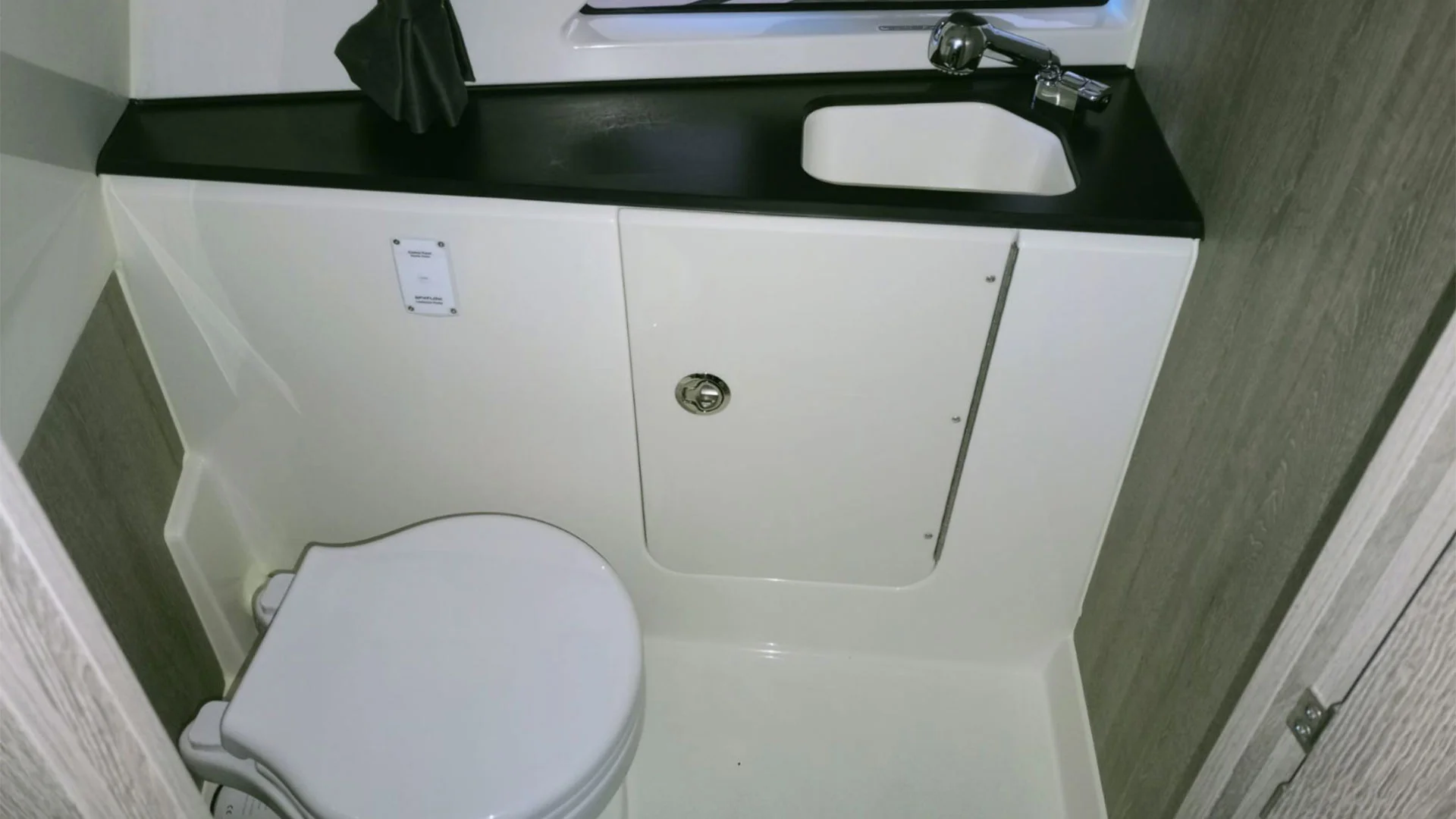 barcos-nuevos-entrega-inmediata-quicksilver-activ-875-sundeck-lavabo