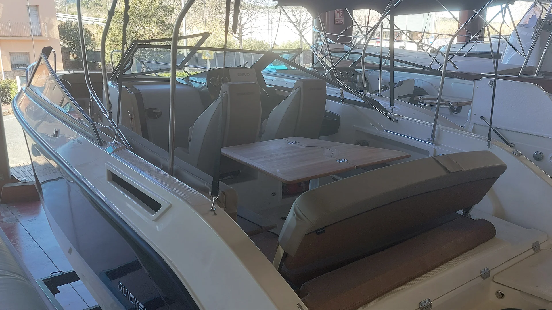 quicksilver-activ-675-bowrider-vista-bañera-en-stock