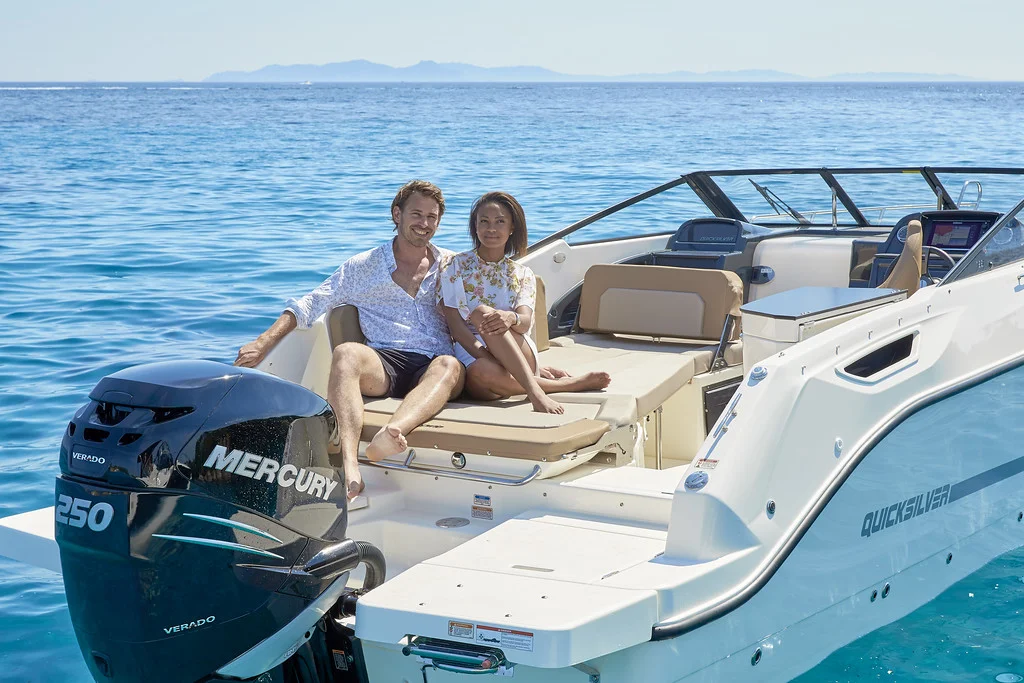 Quicksilver Activ Cruiser solárium popa